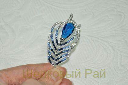 Брошь декоративная с камнем (синего цвета)