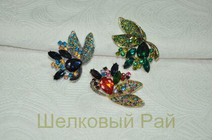 Брошь декоративная с камнем и кристаллами