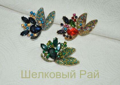 Брошь декоративная с камнем и кристаллами