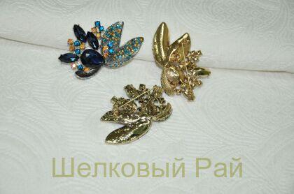 Брошь декоративная с камнем и кристаллами
