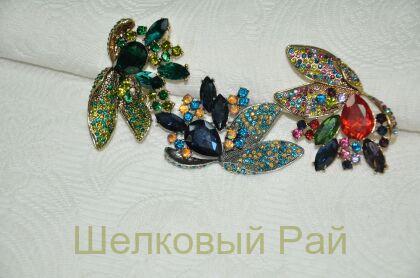 Брошь декоративная с камнем и кристаллами