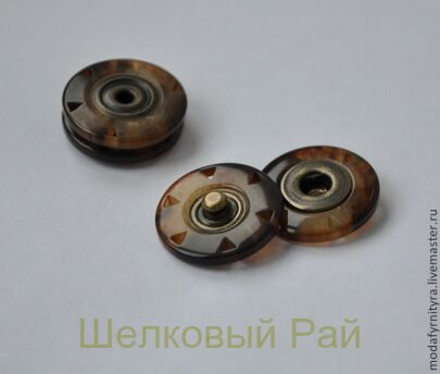 Кнопка пришивная коричнево - бежевого цвета